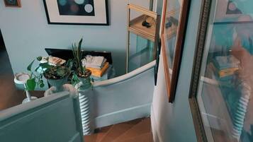 Coin salon dans le hall