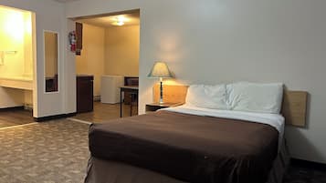 Standard Room, 1 Queen Bed, Kitchenette | Free WiFi, bed sheets