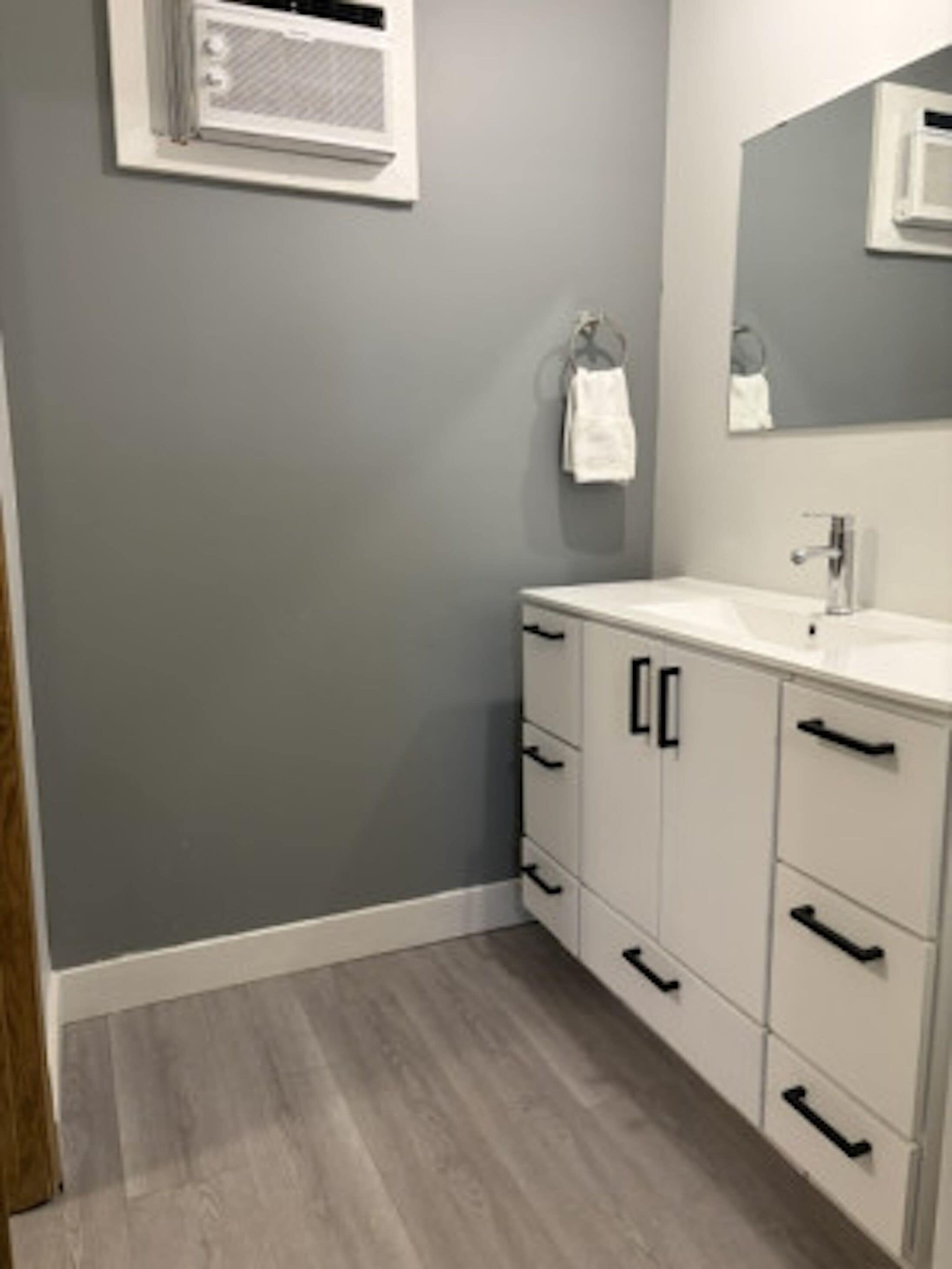 Habitación estándar, 1 cama Queen size, cocineta | Baño | Amenidades de baño gratuitas y toallas 