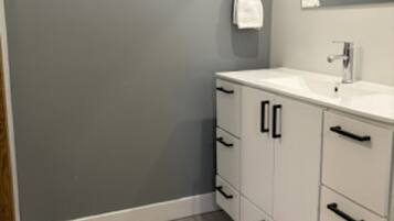 Habitación estándar, 1 cama Queen size, cocineta | Baño | Amenidades de baño gratuitas y toallas