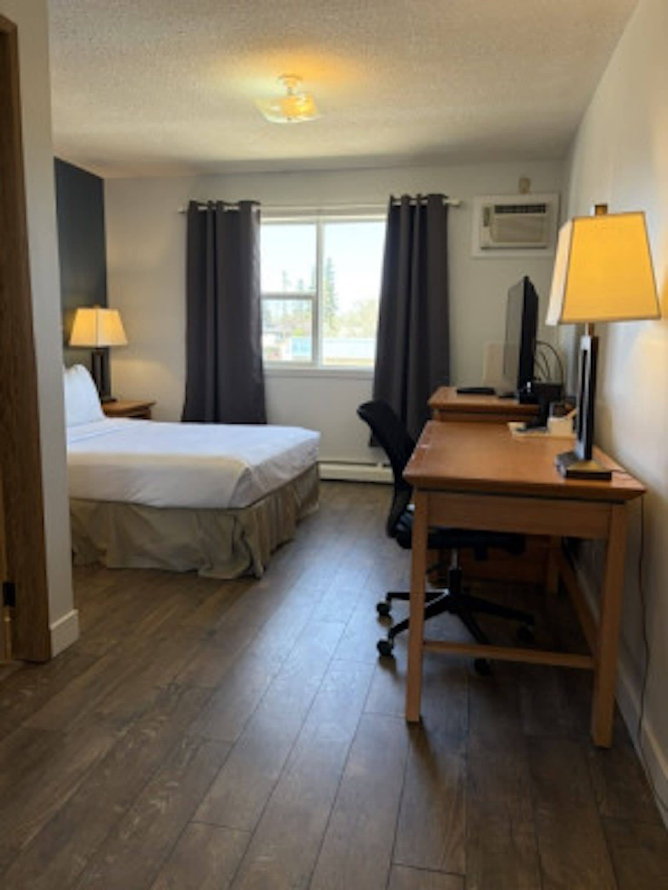 Standard Room, 1 Queen Bed | Free WiFi, bed sheets