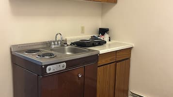 Standard Room, 1 Queen Bed, Kitchenette | Private kitchenette | Fridge, microwave, coffee/tea maker