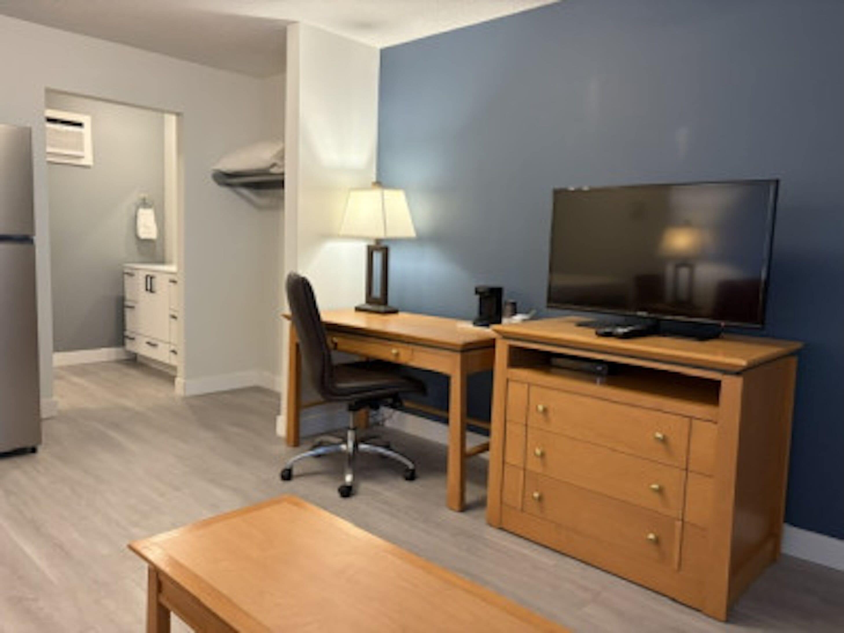 Standard Room, 1 Queen Bed, Kitchenette | Free WiFi, bed sheets