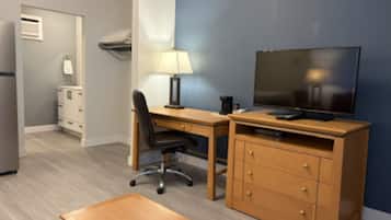 Standard Room, 1 Queen Bed, Kitchenette | Free WiFi, bed sheets