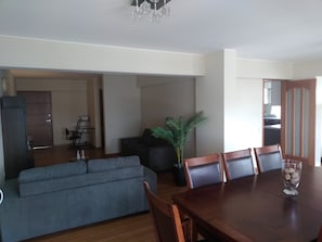 Appartamento Exclusive, 3 camere da letto, vista città, piano elevato | Pasti in camera