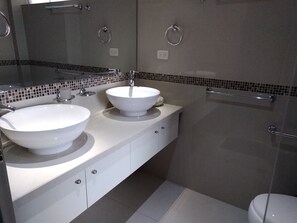 Exclusive Apartment, 3 Bedrooms, City View, Tower | Bathroom