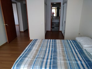 Appartamento Exclusive, 3 camere da letto, vista città, piano elevato | 3 camere, una scrivania, ferro/asse da stiro, letti aggiuntivi gratuiti