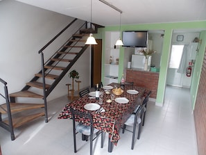 Apartment (4 People) | Essbereich im Zimmer