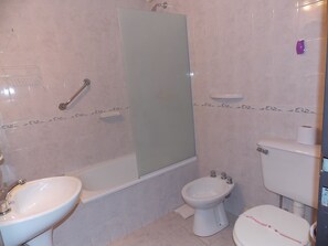 Apartment (3 People) | Bathroom | Combined shower/tub, deep soaking tub, hair dryer, bidet - Althea (Puerto Madryn)