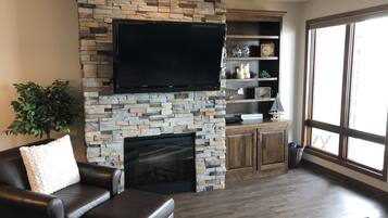 Smart TV, fireplace
