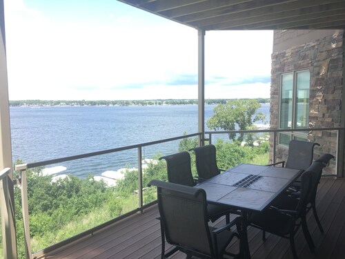 Superbes vues! Unité d'extrémité au troisième étage - Stationnement intérieur! 