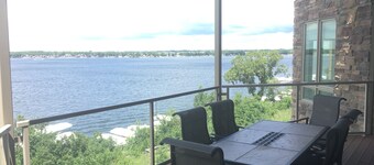 Flott utsikt! Ende enhet i tredje etasje - Innendørs parkering! 