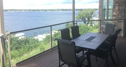 Superbes vues! Unité d'extrémité au troisiÚme étage - Stationnement intérieur!