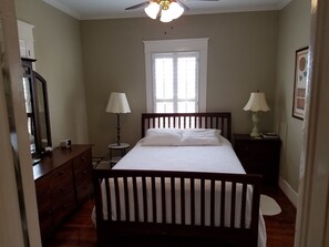 2 slaapkamers, een strijkplank/strijkijzer, gratis wifi, beddengoed