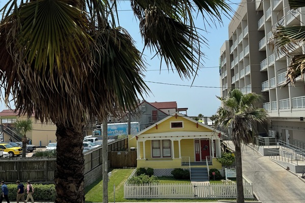 Great location. Close to beach, restaurants and entertainment.