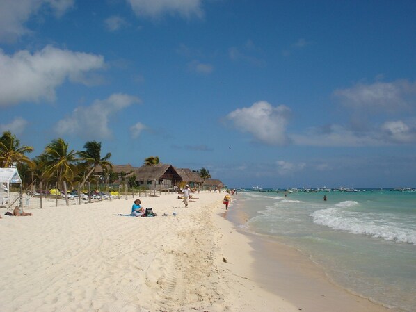 海灘、躺椅、太陽傘、沙灘巾