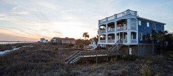 Oceanfront relaxation at its best! Magnificent 5 Bed &5.5Bath 3 blocks from pier