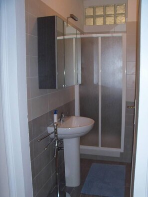 Dusche, Haartrockner, Bidet, Handtücher