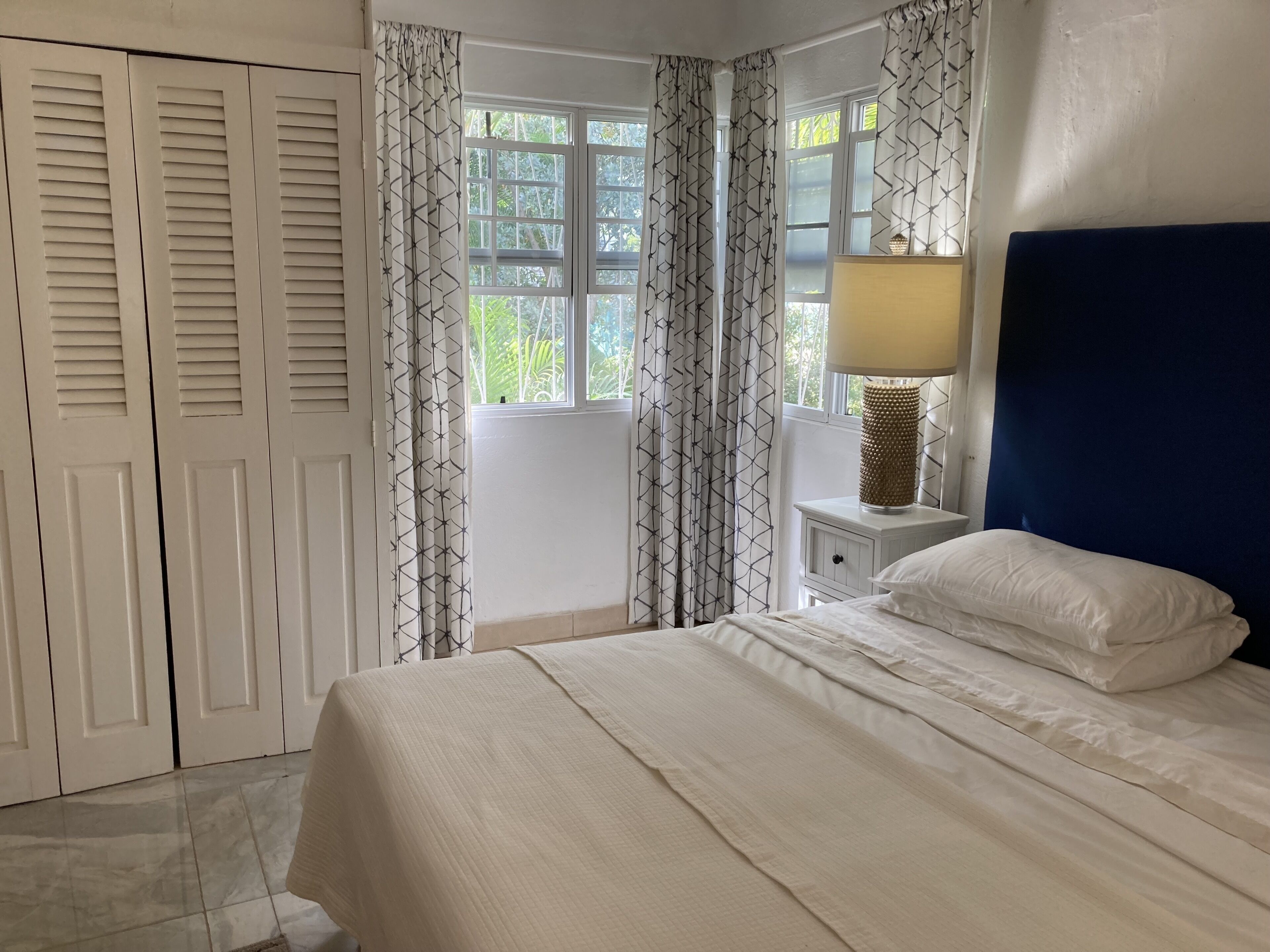 3 chambres, coffres-forts dans les chambres, fer et planche à repasser