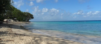 Kun 150 meter til Sea and Beach Club