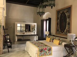 3 bedrooms, desk, iron/ironing board, free WiFi - Typical Andalusian House (sXVII) (Sanlúcar de Barrameda)