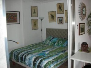 1 dormitorio, tabla de planchar con plancha, wifi y ropa de cama