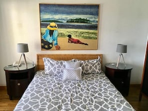 Frigobar, cofres nos quartos, escrivaninha