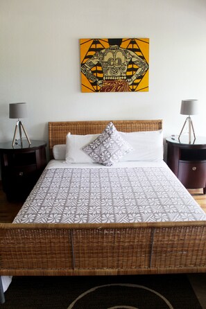 Habitación estándar con 1 cama matrimonial o 2 individuales, 1 cama Queen size, vista al jardín | Minibar, caja de seguridad en la habitación y escritorio 