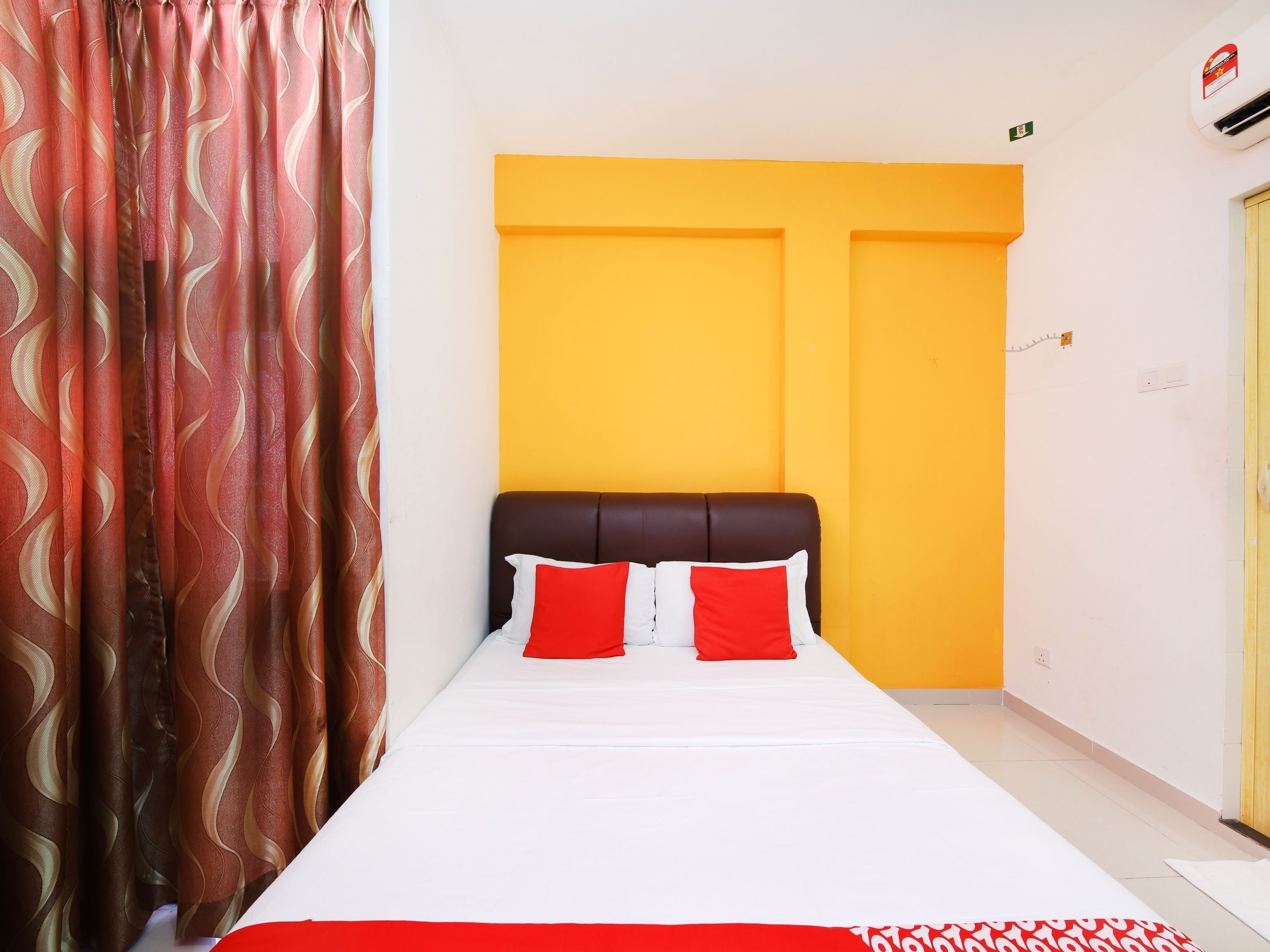 deluxe double room | free wifi, bed sheets