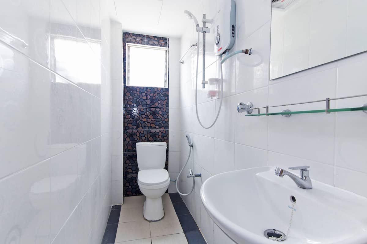 standard single room | bathroom | shower, towels