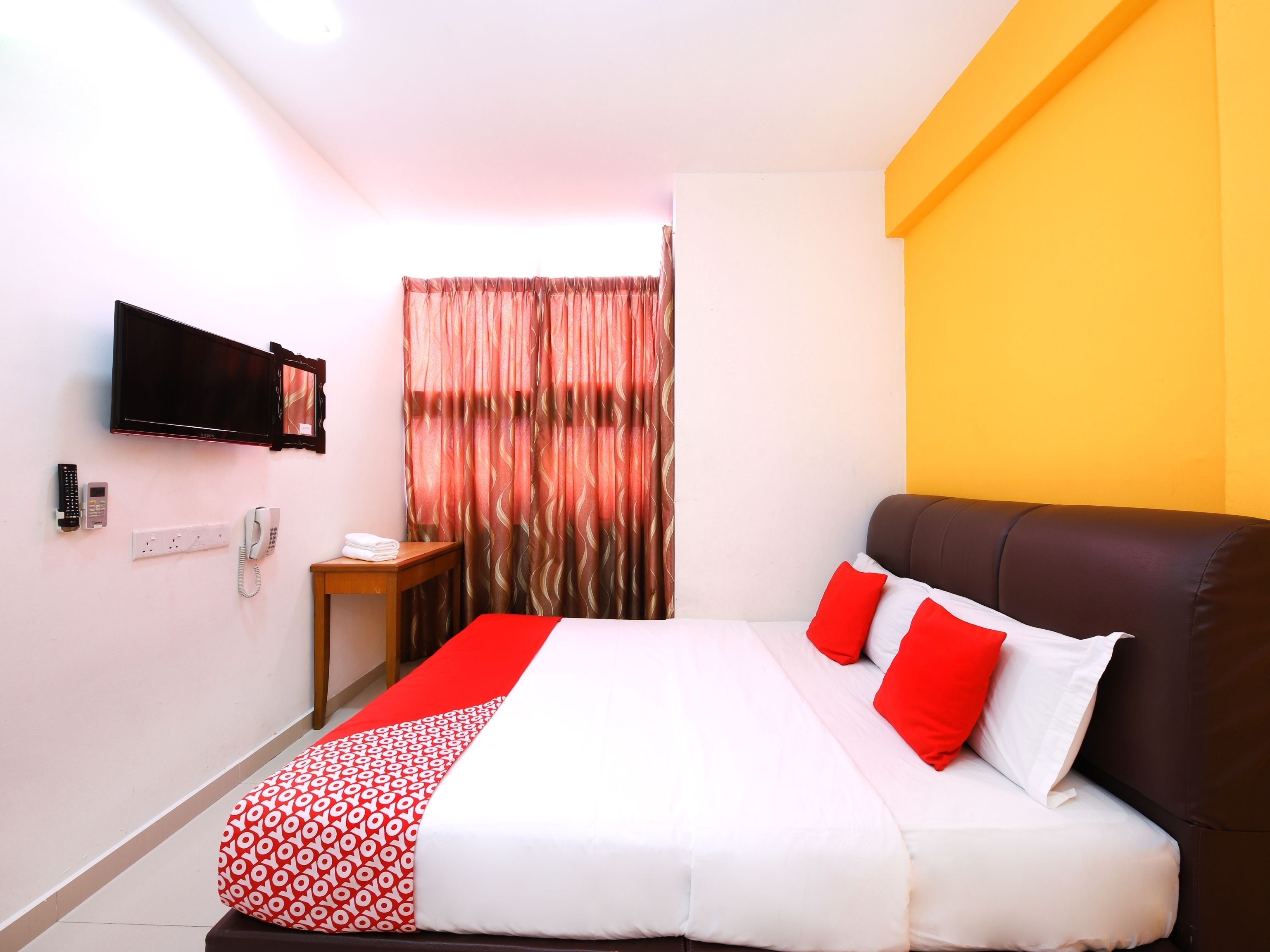 deluxe double room | free wifi, bed sheets