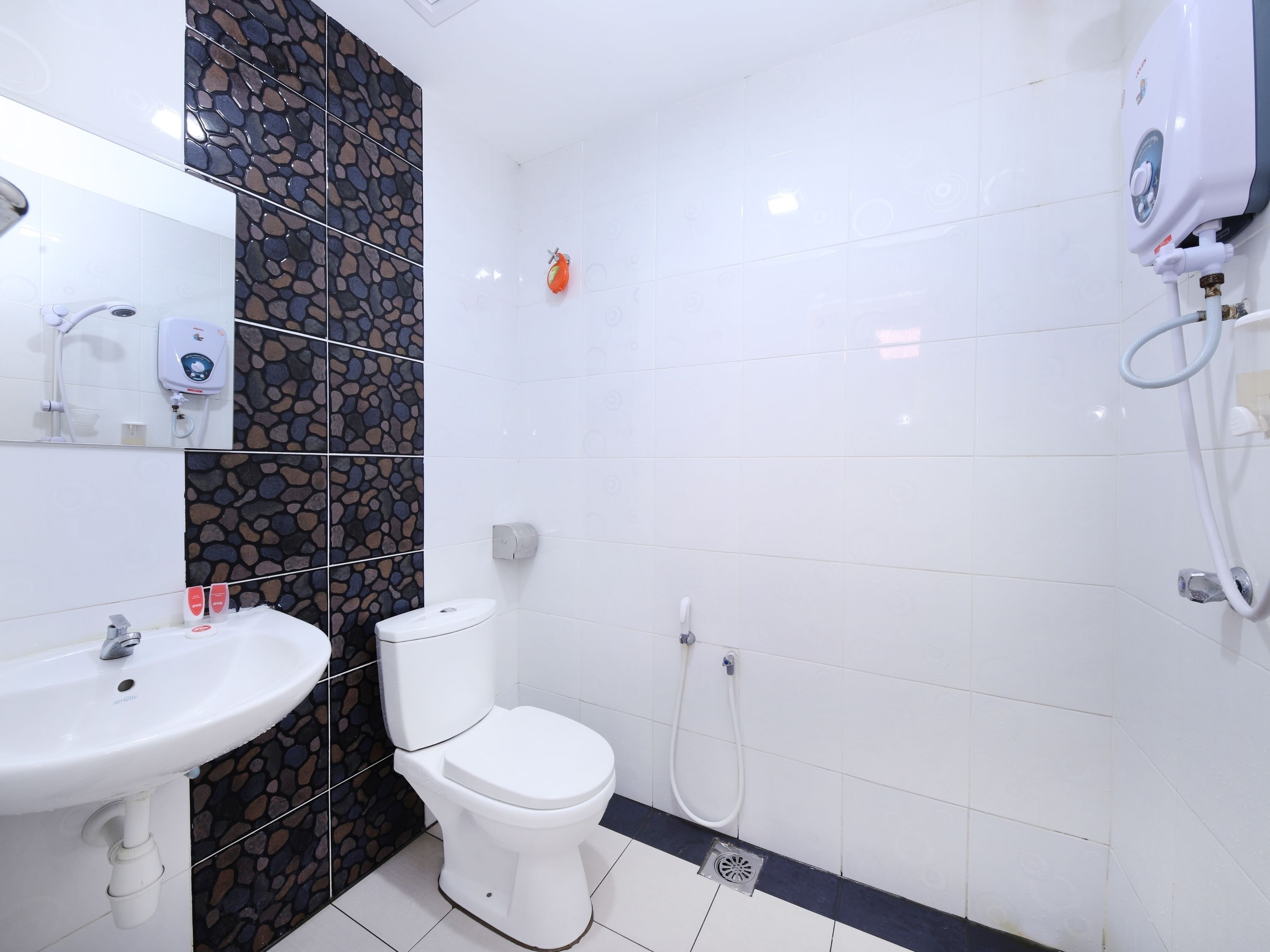 deluxe double room | bathroom | shower, towels