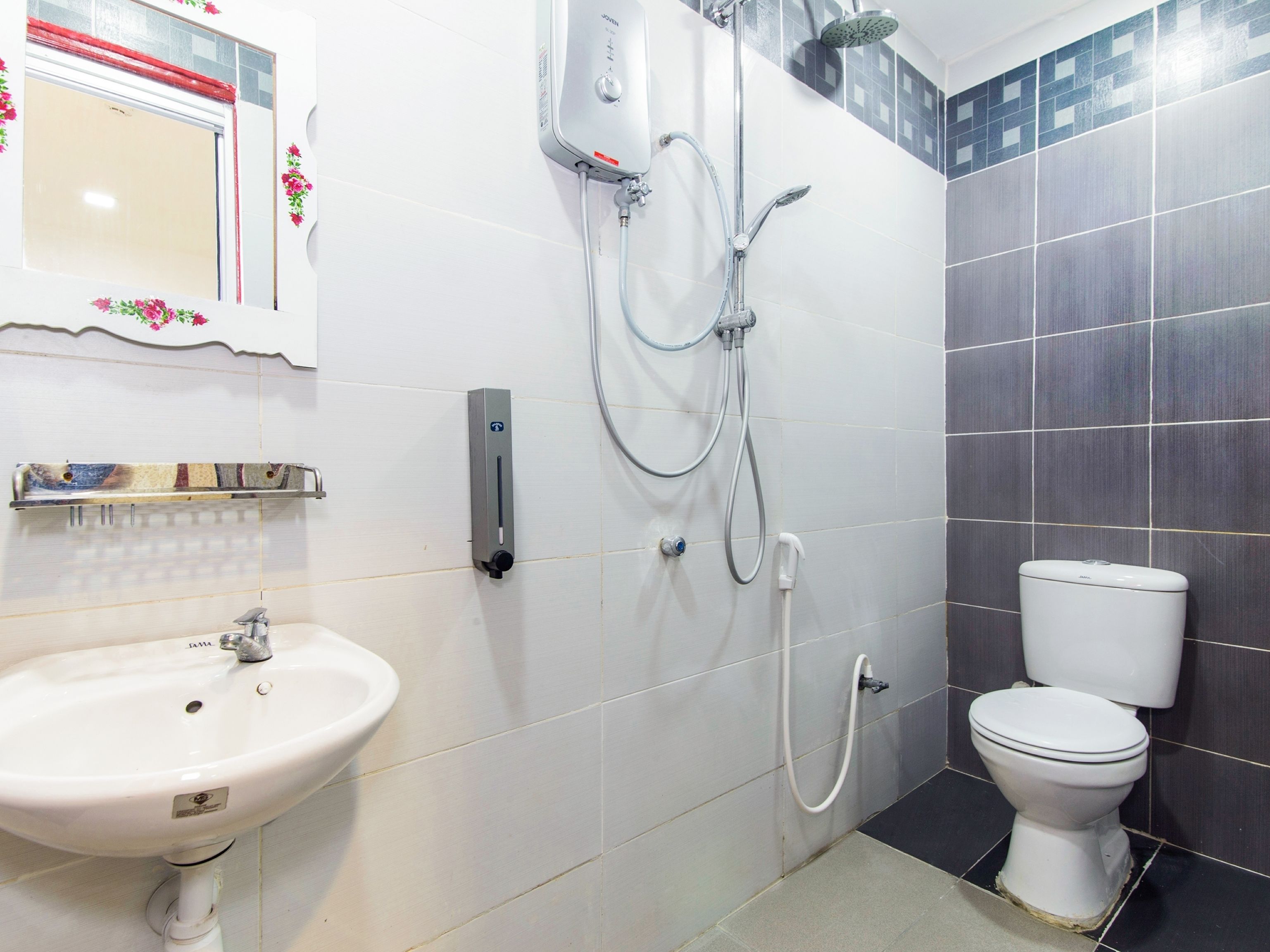 standard double room | bathroom | shower, towels