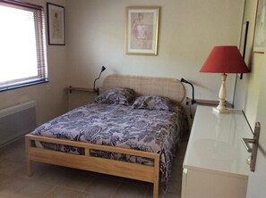 2 chambres, fer et planche à repasser, lit parapluie, Wi-Fi gratuit