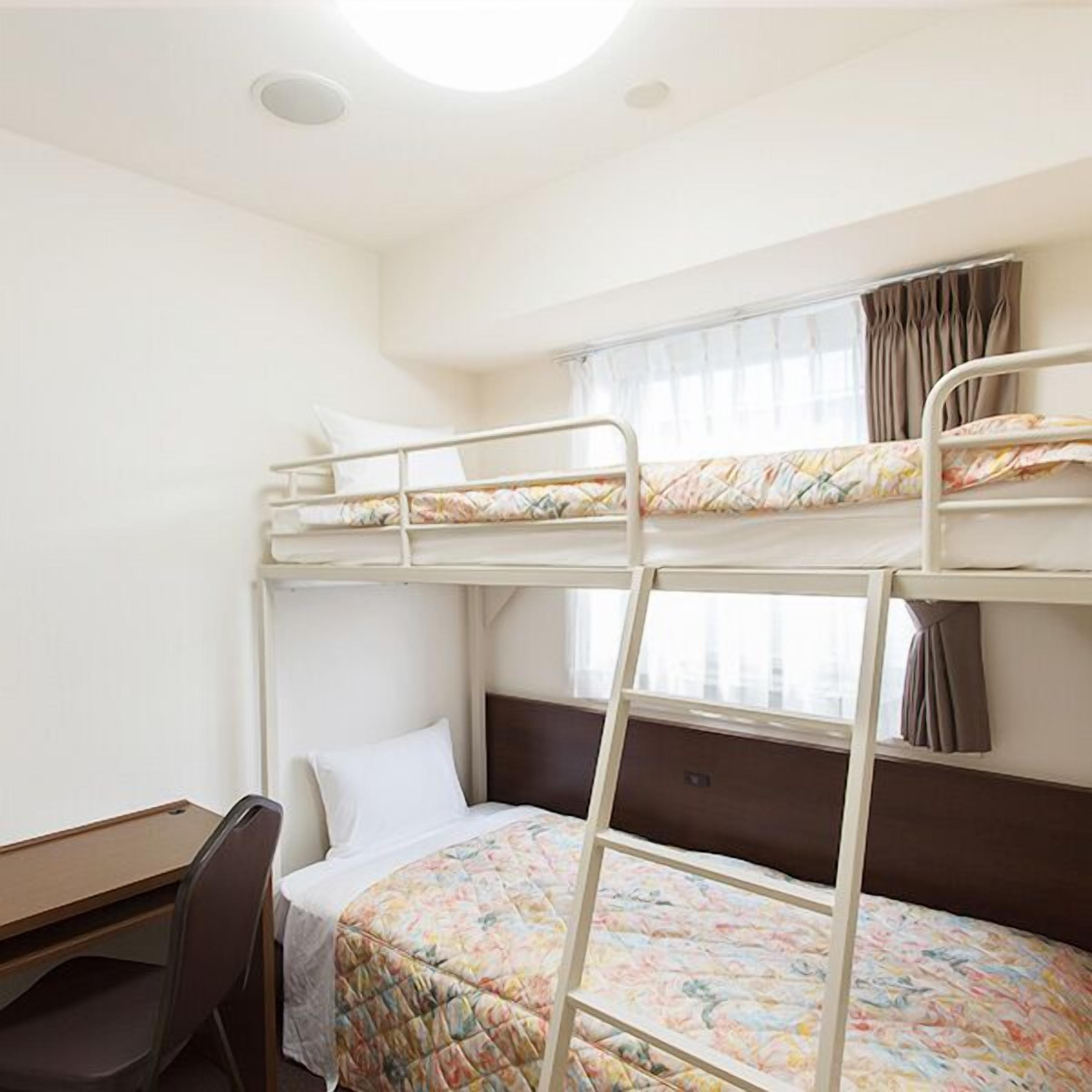 客房內保險箱、書桌、熨斗/熨衣板、床單