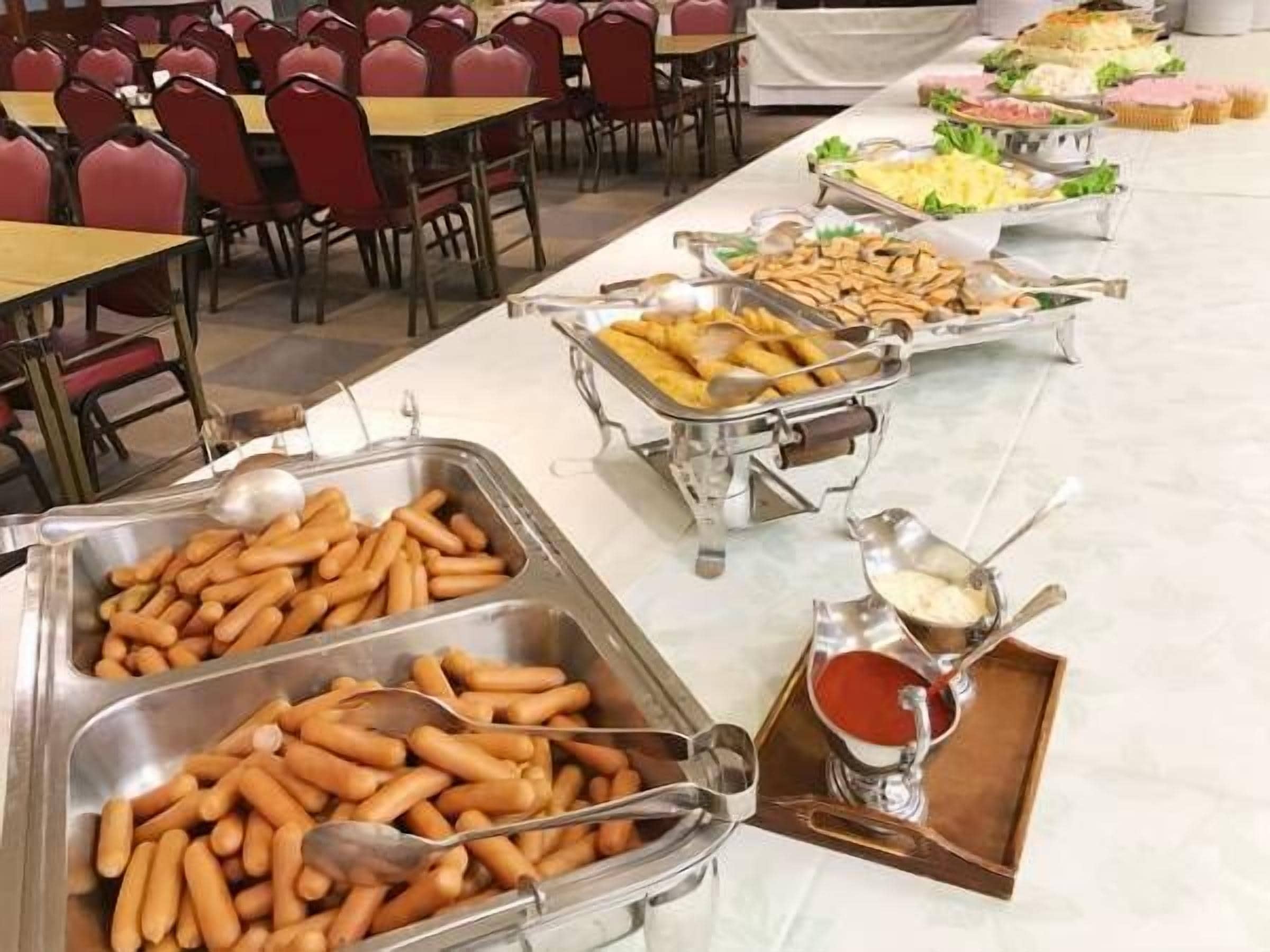 Un bufé con diferentes alimentos y utensilios.