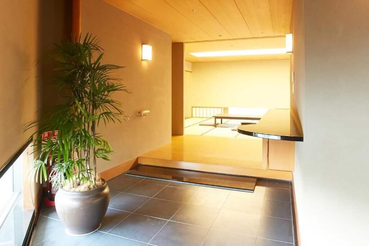 Traditionele kamer (Japanese Room, Four Four People) | Een kluis op de kamer, een bureau, een strijkplank/strijkijzer