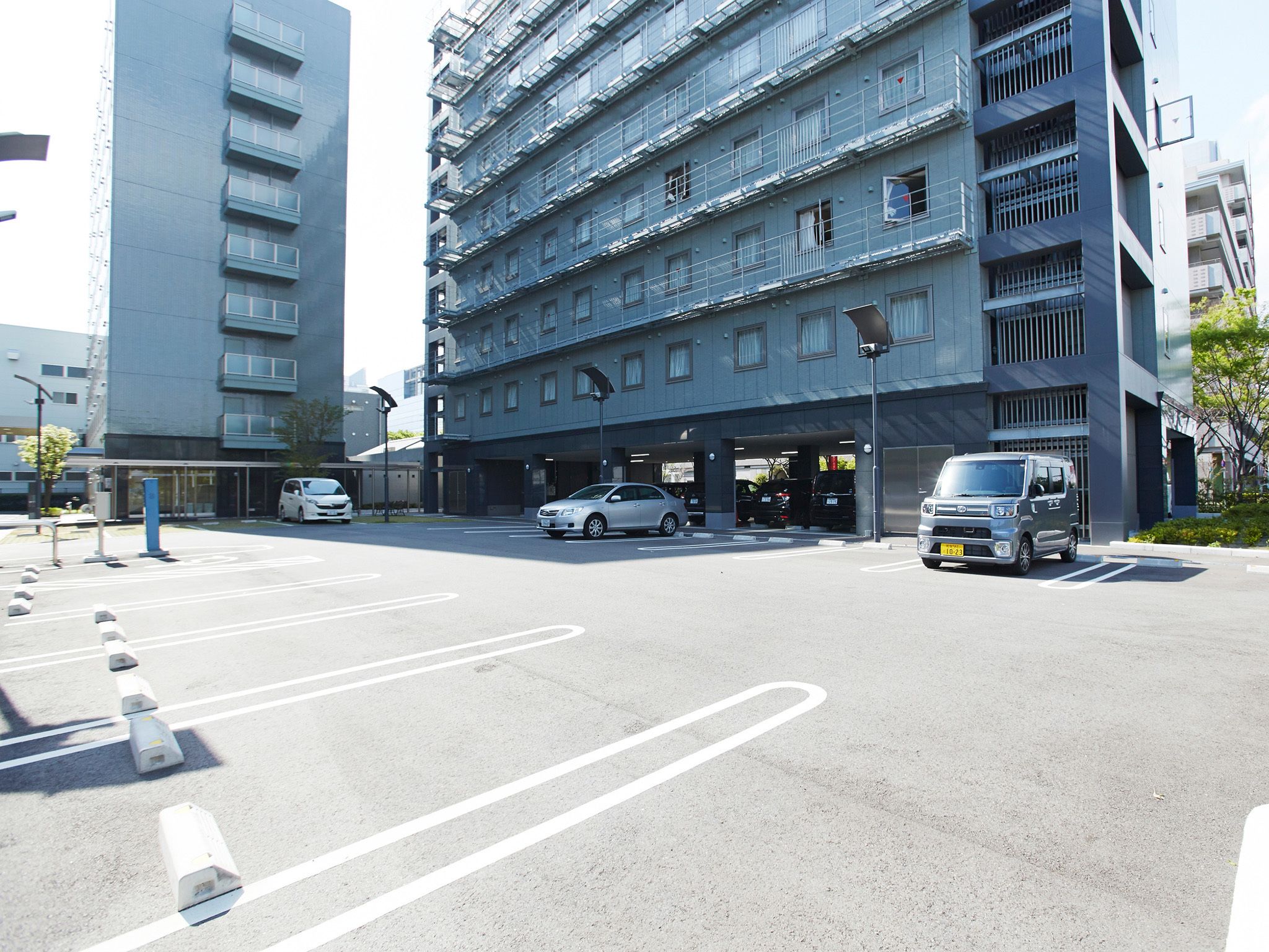 Un garaje de varios pisos con varios coches estacionados en su interior.