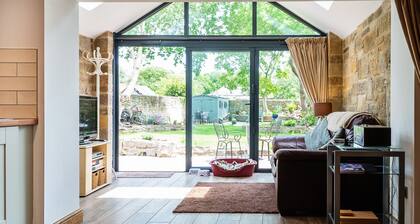 CROSS HOUSE STUDIO Koiraystävällinen kivilato muuntaminen Warkworthin sydämessä