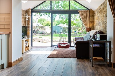 CROSS HOUSE STUDIO Dog Friendly Stone Barn Conversion in the Heart of Warkworth