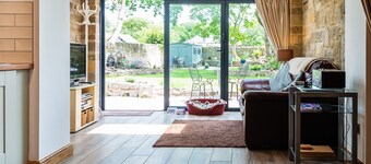 CROSS HOUSE STUDIO Conversion de grange en pierre adaptĂ©e aux chiens au cĆur de Warkworth