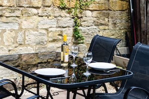 Property grounds - CROSS HOUSE STUDIO Dog Friendly Stone Barn Conversion in the Heart of Warkworth (Warkworth)