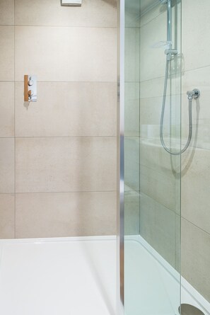 Douche, sèche-cheveux, serviettes fournies, papier toilette