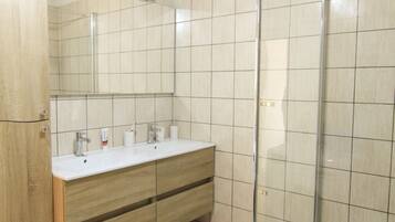 Ensemble douche/baignoire, sèche-cheveux, serviettes fournies