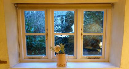 Charming, secluded, characterful cottage in the heart of Lechlade