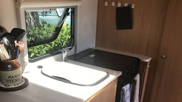 Economy Cabin | Dapur peribadi | Sebuah peti sejuk di kawasan bersama