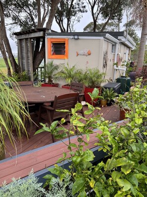 Hytte – classic, 1 queensize-seng, tekjøkken, havutsikt (Pohutukawa Room) | Sengetøy av topp kvalitet, blendingsgardiner og lydisolert