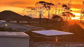 Classic Cabin, 1 Katil Ratu (Queen), Kitchenette, Ocean View (Pohutukawa Room) | Teres/patio