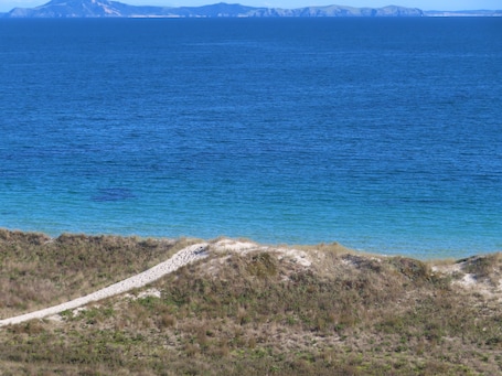 Plage, sable blanc. Karikari Lodge