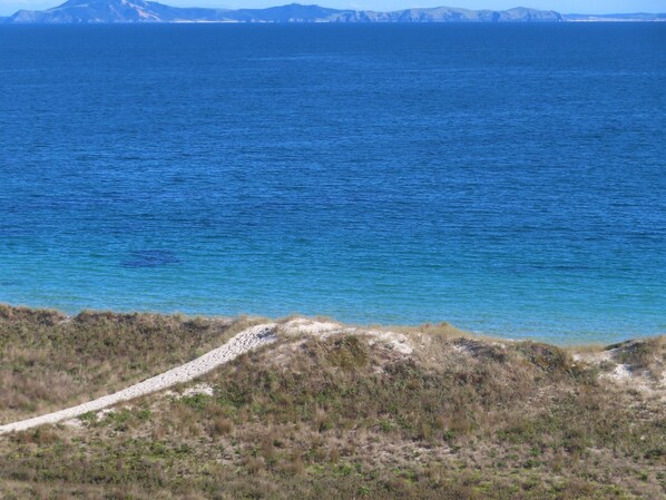 På stranden og hvit sand